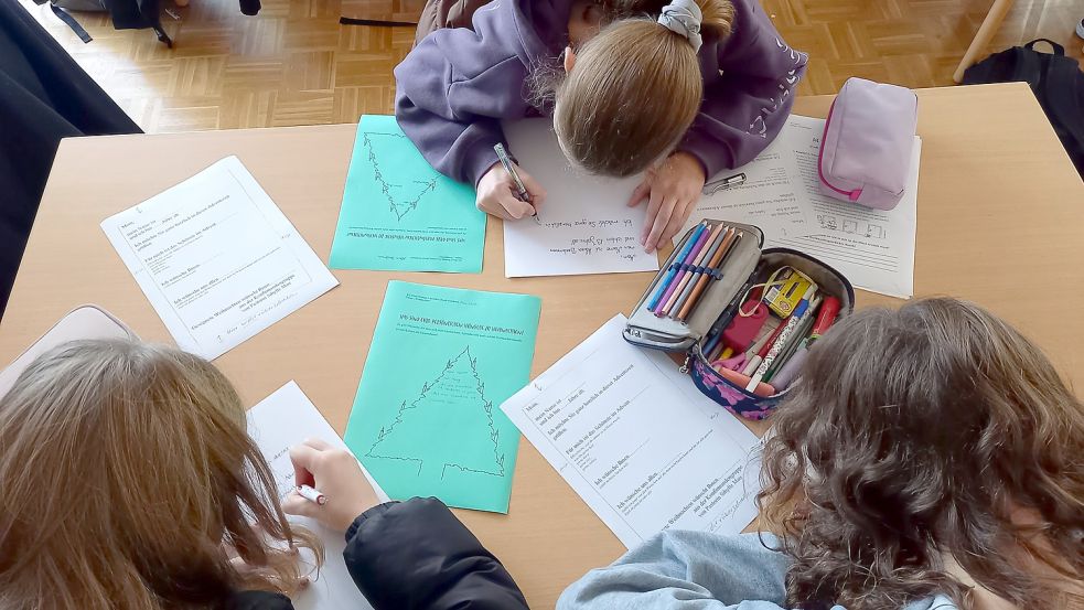 Gemeinsam formulierten die Konfirmandinnen und Konfirmanden ihre Grüße. Foto: Mau