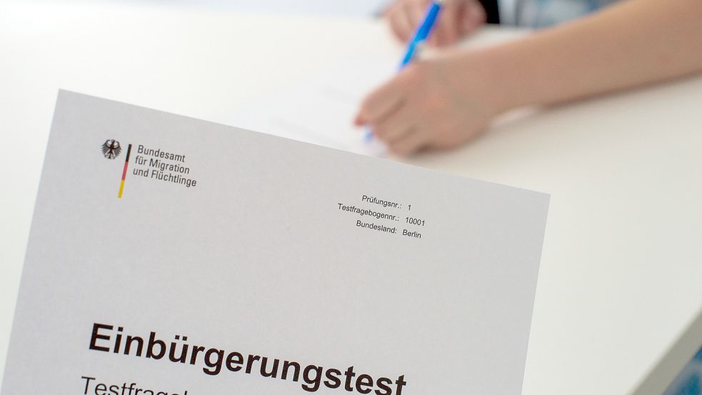 Wer sich in Deutschland einbürgern lassen möchte, hat einige Hürden zu überwinden. Die letzte ist der Einbürgerungstest mit teilweise herausfordernden Fragen. Foto: dpa/Lino Mirgeler