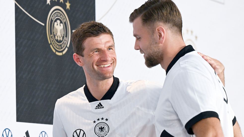 Thomas Müller oder Niclas Füllkrug? Oder beide? Die deutsche Stürmerfrage für das Spiel gegen Costa Rica beschäftigt auch die Fußballfans in Ostfriesland. Foto: Gambarini/DPA