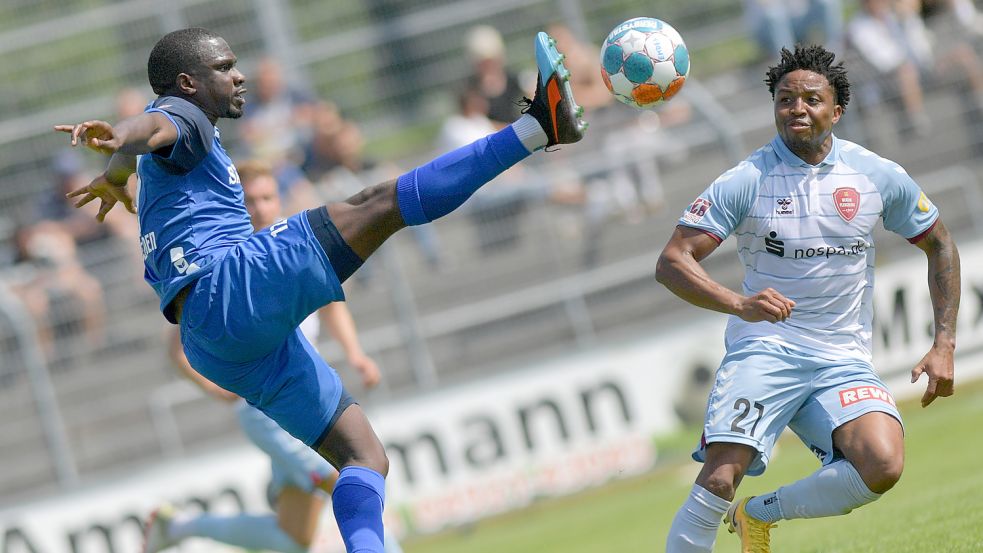 Ayo Adeniran (links) sorgte unfreiwillig für die Vorlage zum Emder 1:0. Er blockte einen Schuss von André Ndiaye so ab, dass er bei Torschütze Rico Cordes landete. Archivfoto:Ortgies