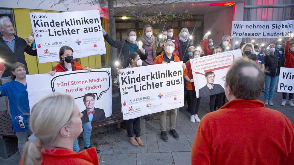 Die Lage in den Kinderkliniken hierzulande ist schwierig, darauf machten auch Mitarbeiter des Christlichen Kinderhospitals in Osnabrück bei einer Protestaktion aufmerksam. Foto: Philipp Hülsmann