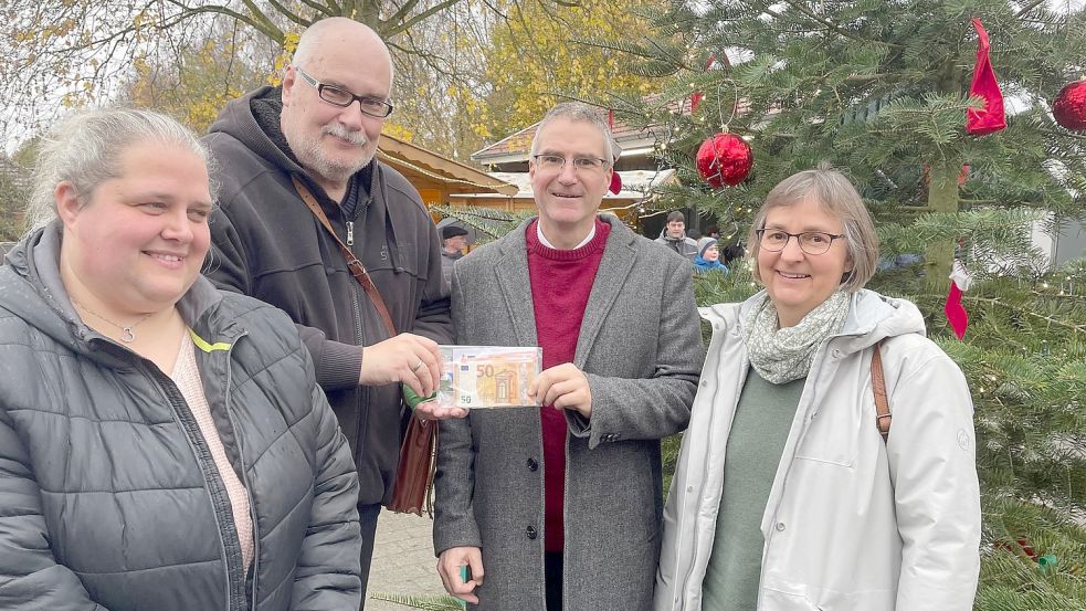 Sandra Gräfenstein-Plaisier und Detlef M. Plaisier übergaben eine Geldspende an Frerich und Meike Dreesch-Rosendahl für die Aktion „Fehntjer helfen Fehntjern“. Foto: Janßen