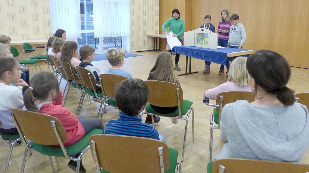 Unterstrichen wurde der Vortrag durch bunte Bilder, so dass das Vorgelesene auch für Kinder, die mit der plattdeutschen Sprache wenig vertraut sind, verständlich war“, teilte das Schulzentrum in einer Pressemitteilung mit. Foto: Schulzentrum