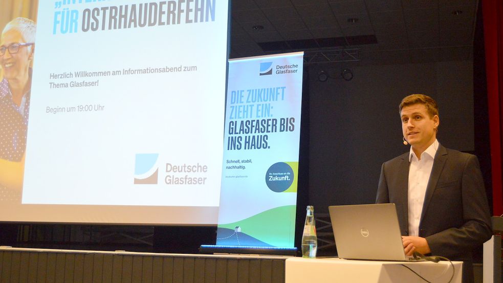 Projektleiter Guido Hill informierte über den Glasfaser-Ausbau in Ostrhauderfehn. Foto: Weers