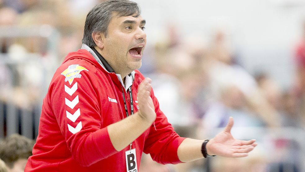 Aurichs Trainer Pedro Alvarez sieht eine Entwicklung in der Spielweise seiner Mannschaft. Foto: Doden, Emden