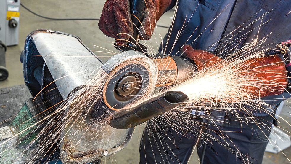 Handwerk hat „goldenen Boden“. Auch im Handwerk gibt es etliche Möglichkeiten, die Karriereleiter weiter rauf zu klettern – die Meisterausbildung, die eigene Selbstständigkeit oder aber die Weiterbildung zum Geprüften Betriebswirt nach der Handwerksordnung. Das Bild zeigt einen Auszubildenden im Kfz--Handwerk, der in einem Ausbildungszentrum mit einer Flex einen alten Auspuff aufschneidet. Foto: Archiv/DPA