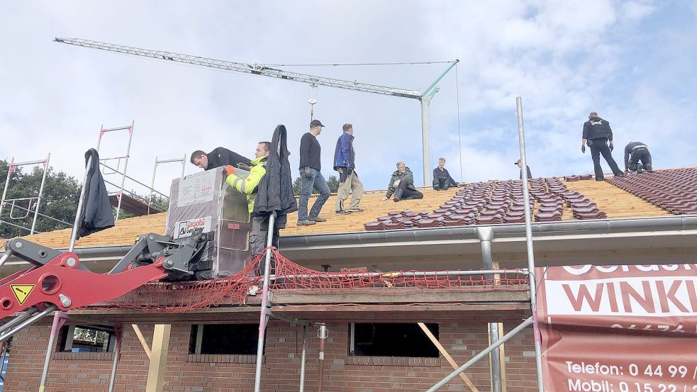 In Eigenleistung der Vereinsmitglieder des SV Elisabethfehn wurde das Dach des im Bau befindlichen Vereinsheim gedeckt. Foto: Passmann