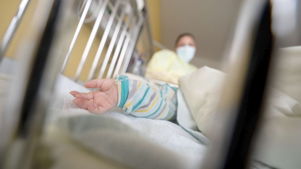 Ein am Respiratorischen Synzytial-Virus (RS-Virus oder RSV) erkrankter Patient liegt auf einer Kinderstation. Die Kinderkliniken in Deutschland haben aktuell große Schwierigkeiten, alle schwerstkranken kleinen Patienten zu versorgen. Archivfoto: Murat/dpa