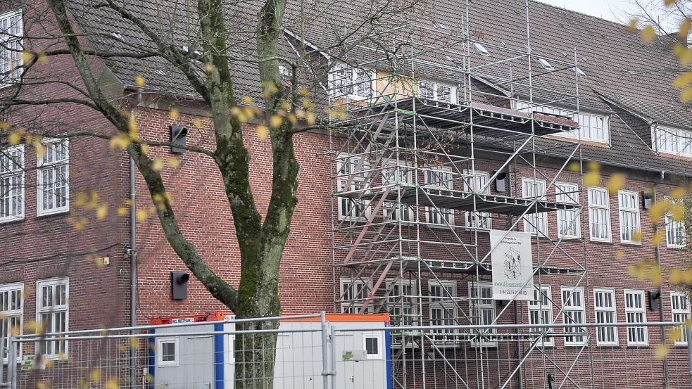 Gerüste gehören am Schulgebäude der Hoheellernschule schon lange zum gewohnten Bild. Foto: Wolters