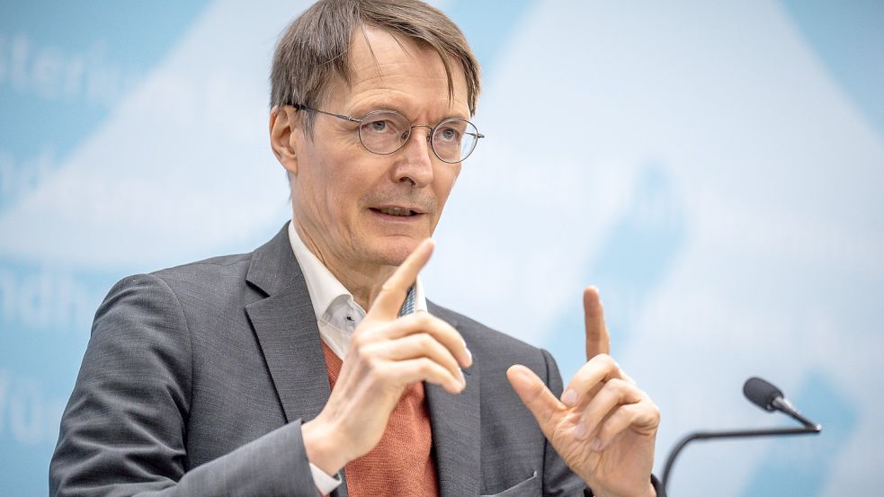 Doktert am kranken System herum: Gesundheitsminister Karl Lauterbach (SPD). Foto: Michael Kappeler / dpa