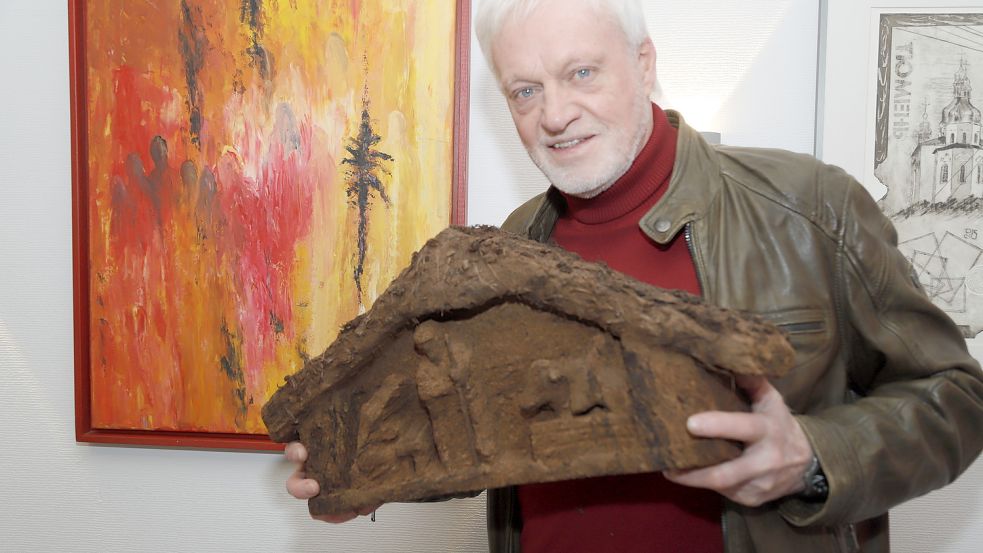 Der 68-jährige Karl-Heinz Brinkmann stellt aktuell seine Weihnachtskrippe und Figuren aus Torf, sowie seine Malereien imStrücklinger Mandehaus aus. Foto: Passmann