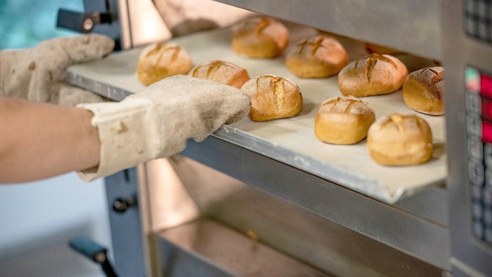 Arbeit in der Bäckerei: Steigende Betriebskosten, hohe Energiepreise und eine sinkende Kaufkraft machen Handwerksbetrieben in Deutschland zu schaffen. Foto: Fabian Sommer/dpa