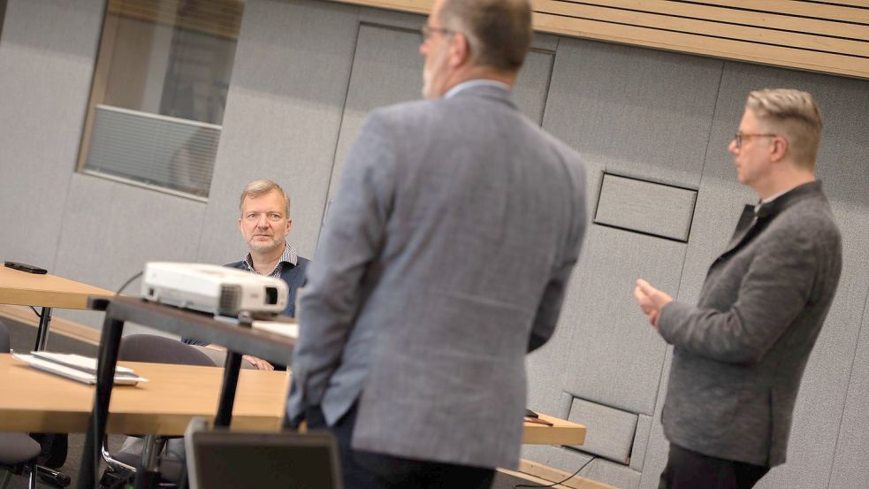 Die Ergebnisse der Missbrauchsstudie stellten jetzt vor (von links) Studienleiter Professor Dr. Thomas Großbölting, der Interventionsbeauftagte des Bistums Münster, Peter Frings, und der Moderator Dr. Marc Röbel im Gespräch mit kirchlichen Mitarbeitenden. Foto: BMO/Ebert