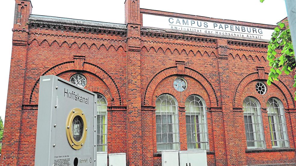 Der Campus Papenburg entstand in einem Teil des Gebäudekomplexes der früheren Weißmetall-Fabrik Höveler & Dieckhaus. Foto: Schade