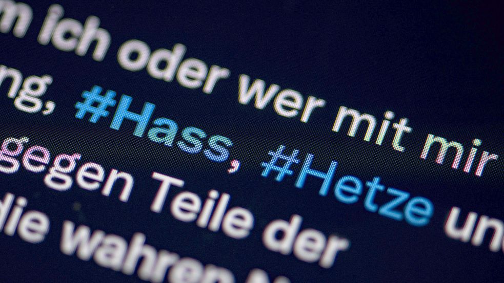 Mit zahlreichen Durchsuchungen ist die Polizei gegen Verfasser von Hassbotschaften im Internet vorgegangen. Foto: Sommer/dpa