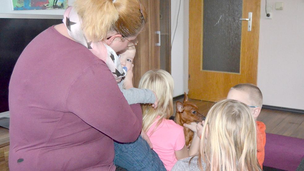 Vier Kinder, zwei Söhne und zwei Töchter, erzieht die 30-Jährige alleine. Sie ist froh darüber, dass ihr die Friesoyther Tafel CarLa die Möglichkeit gibt, ihre Kinder mit Lebensmitteln zu versorgen. Fotos: Fertig