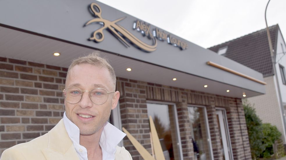 Alexander Fortwengel (Foto) hat an diesem Sonnabend seinen Fiseursalon „Alex Hair Lounge“ am Untenende in Rhauderfehn eröffnet. Foto: Ammermann