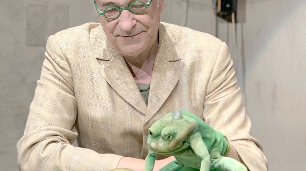 Theater-Chef Pavel Möller-Lück fasziniert sein Publikum mit seiner Geschichte vom Froschkönig. Foto: Theater Laboratorium
