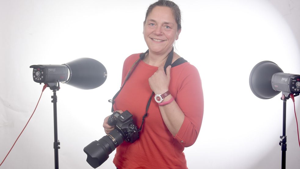 Eine seltene Perspektive: Nicole Thiele steht in ihrem Studio in Westrhauderfehn ausnahmsweise mal selber vor der Kamera. Foto: Prins