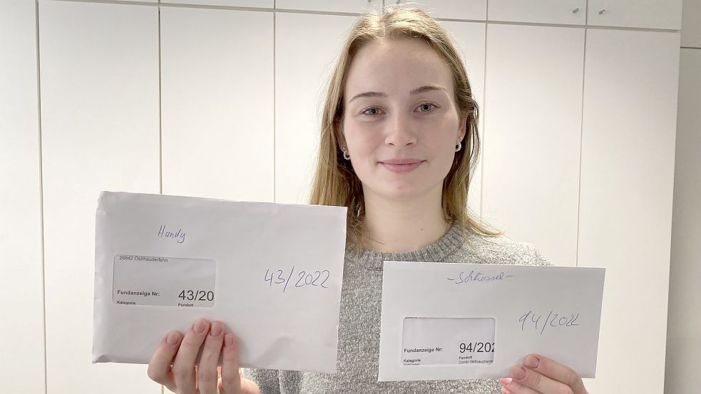 Fundsachen wie Handys und Schlüssel werden von Mareike Neeland in einen Umschlag gepackt und mit der Fundnummer beschriftet. Fotos: Hagewiesche