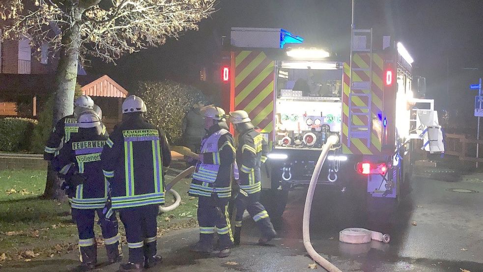 Die Feuerwehren mussten am frühen Sonntagabend zu einem Einsatz in die Straße Hundsteert in Völlenerkönigsfehn ausrücken. Foto: Ammermann