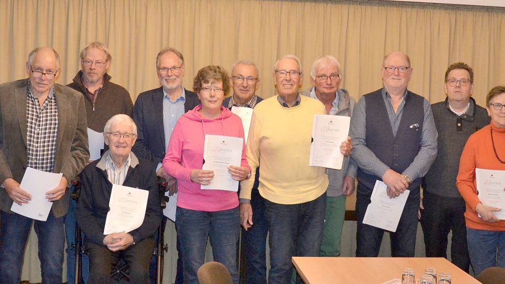 Ehrungen bei der Kolpingsfamilie Barßel (von links): Gregor Thieben, Johannes Geesen, Johannes Loots, Karl-Heinz Deters, Konrad Schulte, Ludger Herzog, Eva-Maria Meiners-Hagen, Alwin Fugel, Ernst Weyland, Helmut Scheunemann, Georg Hoffbuhr, Präses Ludger Becker, Agnes Dannebaum, Monika Kröger und Heiner Meiners-Hagen. Foto: Passmann