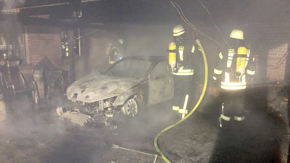 Nachdem die Flammen gelöscht waren, konnten die Einsatzkräfte das Ausmaß des Brandes erkennen. Durch den Brand wurde ein Audi (Foto) zerstört, ein Carport sowie zwei Wohnhäuser stark beschädigt. Foto: Ammermann