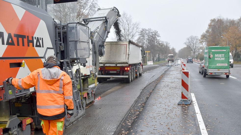 In der vergangenen Woche wurde die Asphaltdecke im Bereich Völlenerfehn abgefräst. Foto: Ammermann