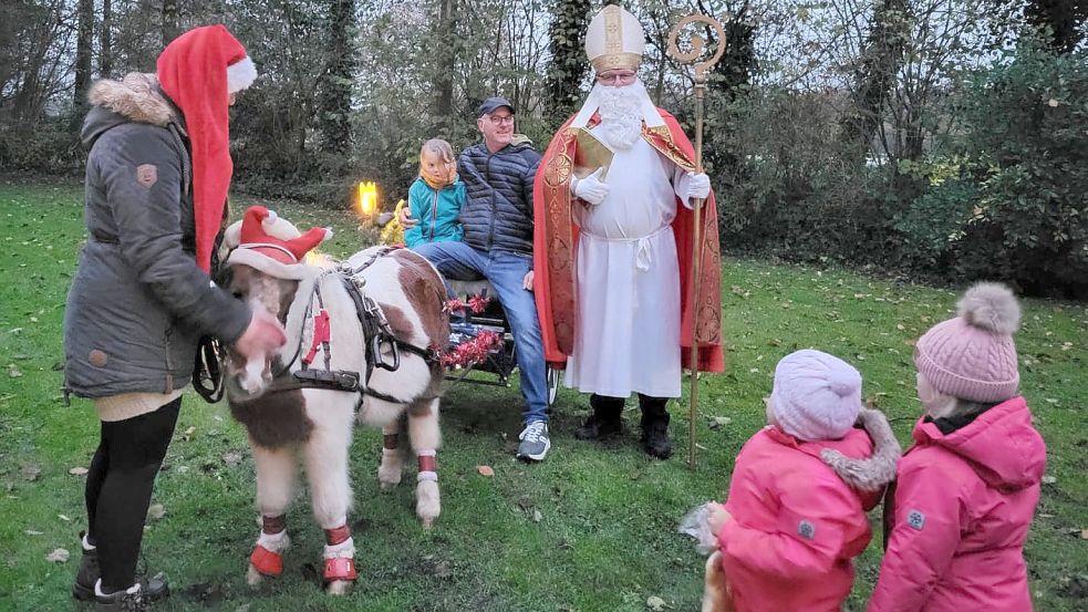 Als es anfing zu dämmern, kam der Nikolaus beim Weihnachtszauber in Wittensand vorbei. Für jedes Kind hatte er einen Stutenkerl mitgebracht. Fotos: privat