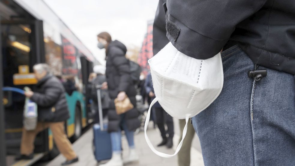 Ohne Maske darf man ab dem Wochenende in Bayern und Sachsen-Anhalt Bus und Bahn fahren. Andere Bundesländer halten an der Pflicht fest, der Corona-Regeln-Flickenteppich bleibt also. Foto: Julian Rettig/dpa