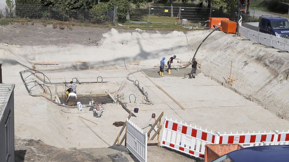Inder Baugrube haben die Stahl- und Betonarbeiten begonnen. Foto: Passmann