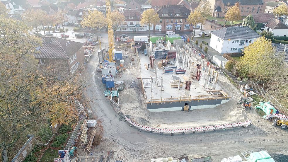 Ein Blick von oben auf die Baustelle im Ortskern von Barßel. Links ist das Rathaus zu sehen. Das wird nach Fertigstellung des neuen Verwaltungstrakts abgerissen. Foto: Gemeinde Barßel