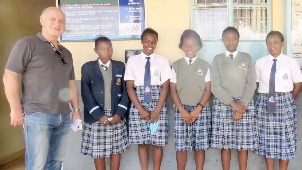 Nikolaus Nordmann besuchte die Schülerinnen (von links) Loise, Joyce, Mary, Lydiah und Lucy. Sie sind fünf der 35 Kinder, die ein Schulstipendiat von dem Verein bekommen haben. Foto: Verein Nyeri-Kinderhilfe