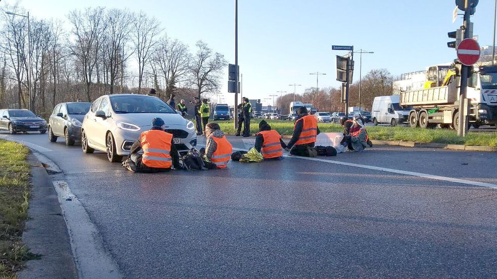 Die „Letzte Generation“ blockiert Straßen in München - im Norden nutzte die Gruppierung bislang andere Protestformen Foto: imago images/LGBP