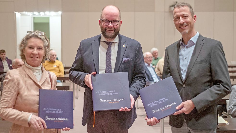 Annette Rebers (neomedia Verlag), Landrat Johann Wimberg und Christian Rolke (neomedia Verlag) stellen das neue Landkreis-Buch offiziell vor. Foto: Hibbeler / Kreisverwaltung