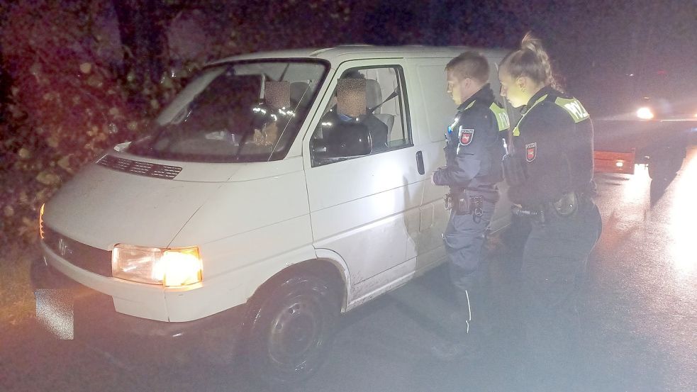 Die Polizisten Carolin Tiedeken und Thomas Rawe untersagten dem Fahrer dieses Transporters die Weiterfahrt mit Anhänger. Foto: Wilken