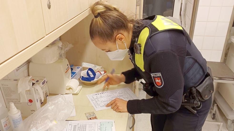 Mit der Durchführung einer Blutentnahme geht ein genaues formales Prozedere einher. Polizeikommissaranwärterin Carolin Tiedeken kümmerte sich in diesem Falle in der Notaufnahme des Friesoyther Krankenhauses um die Dokumente eines 26-jährigen Saterländers. Foto: Wilken