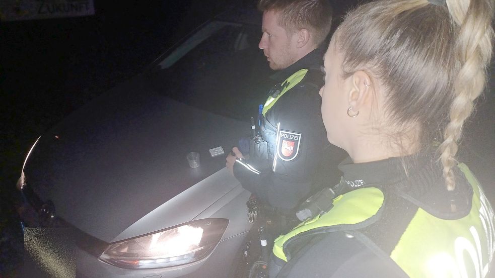Positiv: Der von den Polizisten Carolin Tiedeken und Thomas Rawe durchgeführte Drogenvortest sagte eindeutige etwas anderes aus, als die Beteuerungen des 26-jährigen Saterländers. Foto: Wilken