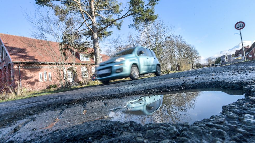 Die Rorichmoorer Straße in Warsingsfehn ist kaputt (hier in Höhe des Kulturzentrums Phönix). Gegen den geplanten Ausbau hatten Anwohner 2018 protestiert, da sie zum Teil hohe Beiträge zahlen sollten. Foto: Ortgies
