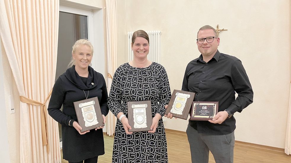 Für langjährige Tätigkeit im Vorstand wurden Schriftführerin Sabrina Niehaus (von links), Vorsitzende Kathrin Murra und Andre Murra geehrt. Foto:Privat