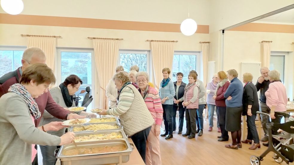 Hier teilen (von links) Agnes und Georg Wallschlag sowie Maria Meyer das Essen für die Seniorinnen und Senioren im Strücklinger Pfarrheim aus. Fotos: privat