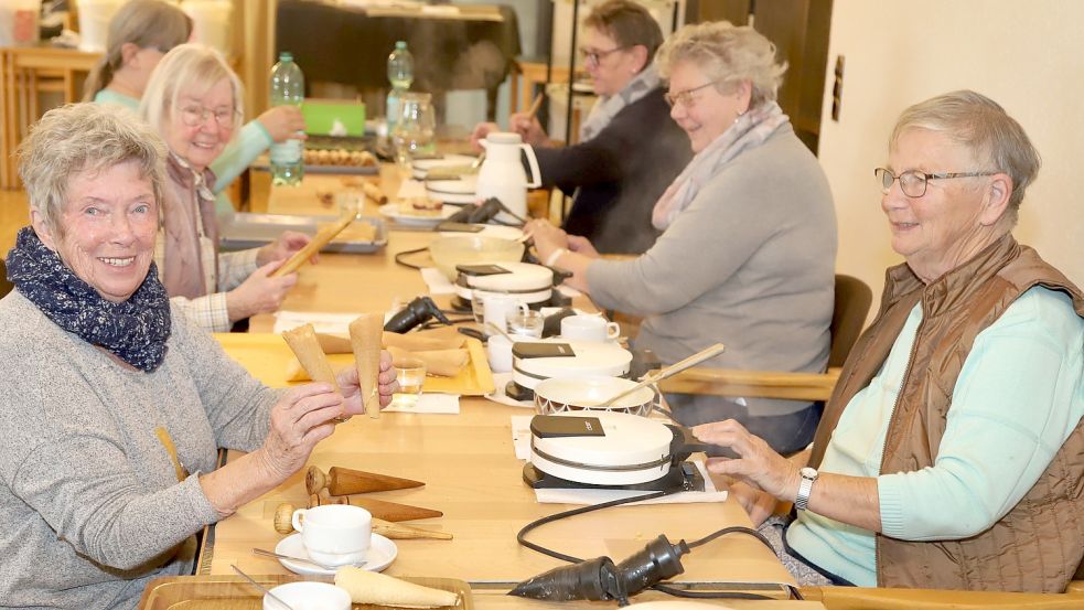 Das Eisen glüht beim Backen der Neujahreskuchen im Barßeler Pfarrheim. Die Frauen hatten alle Hände voll zu tun. Fotos: Passmann