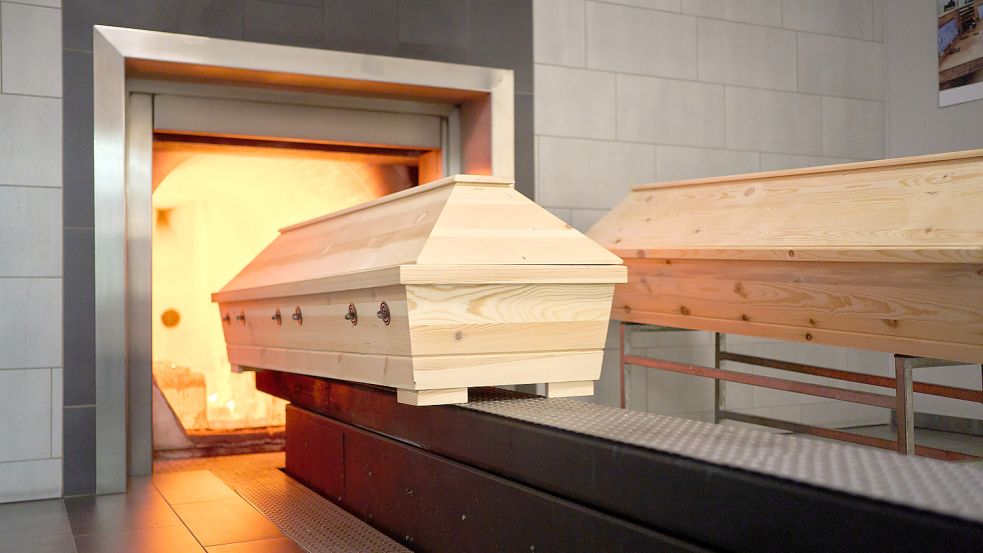 Ein Sarg wird im Krematorium auf dem Öjendorfer Friedhof in Hamburg zur Feuerbestattung in einen Ofen gefahren. Wie ist der Planungsstand für ein Krematorium in Papenburg? Symbolfoto: Frey/dpa