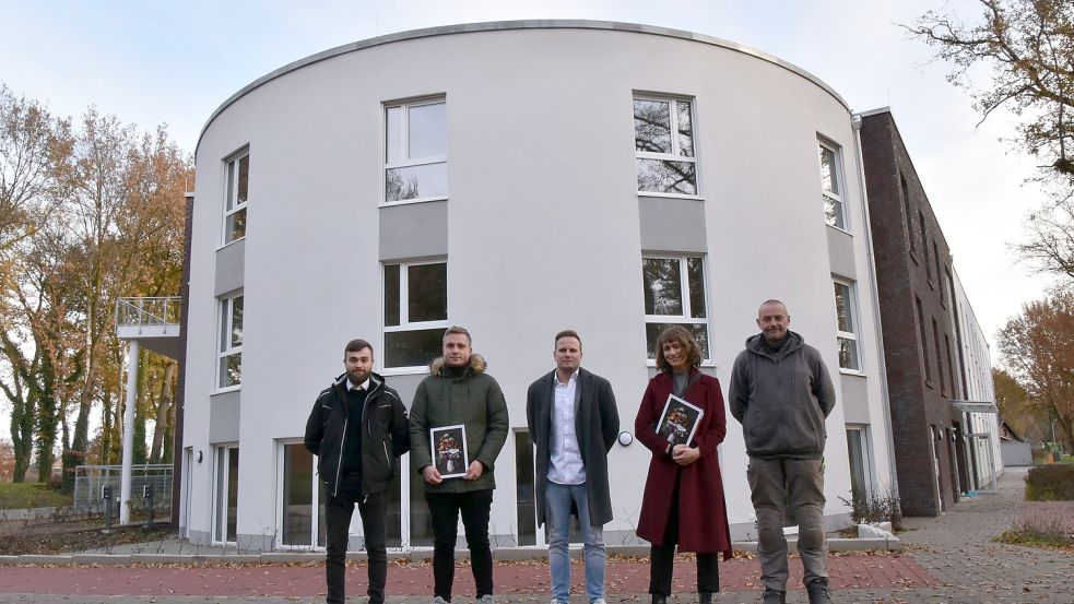Gutes Team (von links): Thomas Hein (Engelhardt), Patrick Nebel (Convivo), Chris Winkler (Engelhardt), Rebecca Bernsdorf (Convivo) und Björn Eilers (Engelhardt) vor dem fertiggestellten Bau. Foto: Hahn