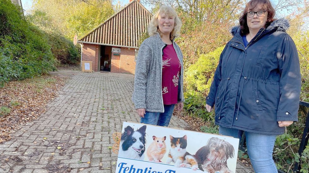Herma Apelt (links) und Andrea Burghoff vom Tiertafel-Vorstand bei der neuen Unterkunft in Rhaude. Foto: privat