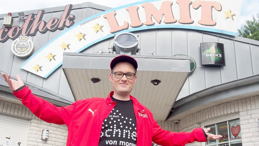 Jan Brandt vor wenigen Tagen vor dem Eingang seiner Lieblingsdorfdisko. Foto: privat
