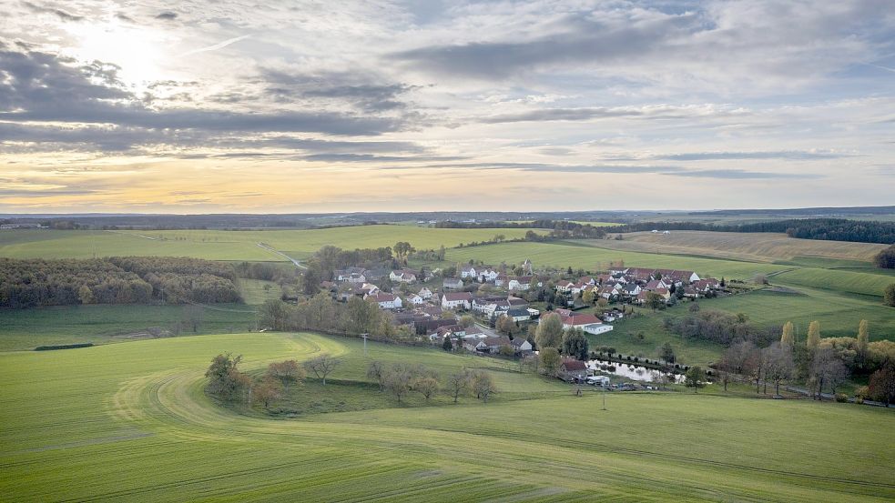 Raus auf‘s Dorf- das ist offenbar gerade der Wunsch vieler Deutscher. Foto: imago images//imagebroker