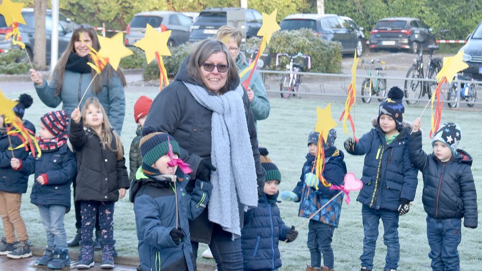 Als Monika Fischer am Freitagvormittag den Kindergarten betritt, den sie seit fast 30 Jahren leitet, wird sie von Mitarbeiterinnen und Mitarbeitern und den Kindern begrüßt. Fotos: Zein