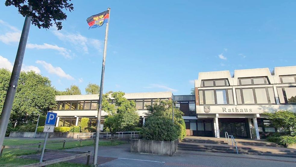 Wann die Ostfriesland-Flagge vor öffentlichen Gebäuden gehisst werden soll - hier vor dem Rathaus der Gemeinde Moormerland - wird im Landkreis Leer viel diskutiert. Foto: Archiv