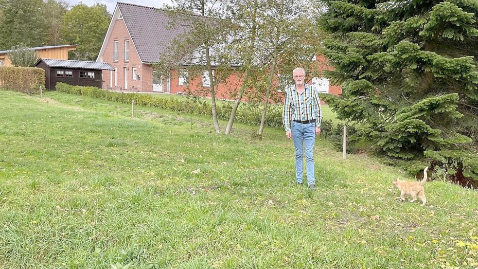 Theodor Niemeyer (Bild) und seine Frau würden auf ihrem Grundstück links neben ihrem jetzigen Haus (im Hintergrund) gerne neu bauen. Foto: Janßen